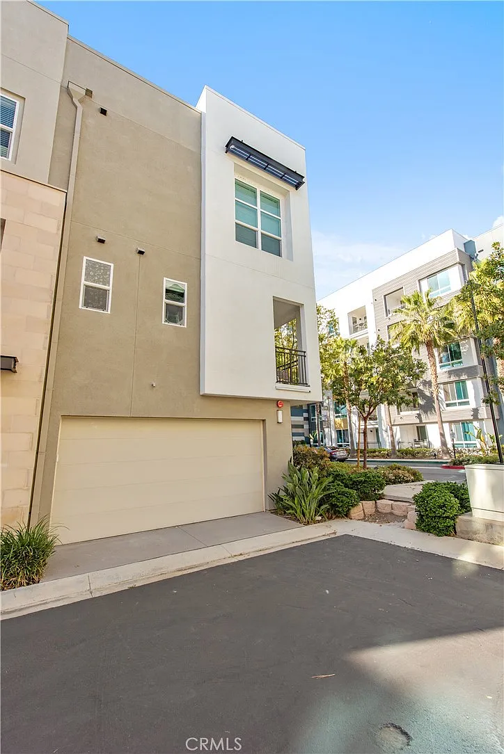2 bed, 2.5 bath, 1245 sqft, $4,500 — Photo 3