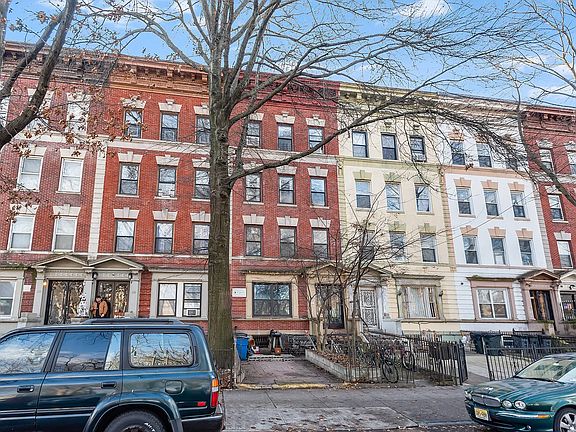 3rd image of 1070 Park Pl