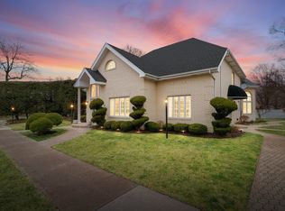 21 S Cowley Rd, Riverside, IL 60546