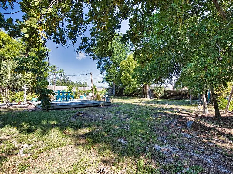 650 Edwards St — Photo 40