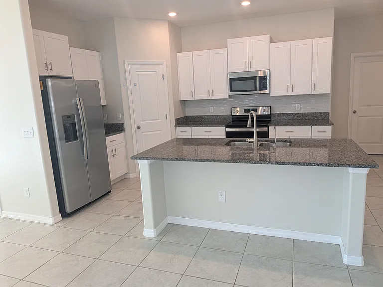 446 Argyll Dr — Photo 4