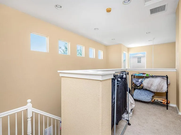 634 W Edinburgh Ln — Photo 3