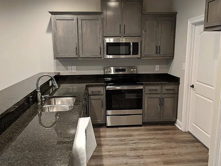 901 Louise Ave — Photo 2