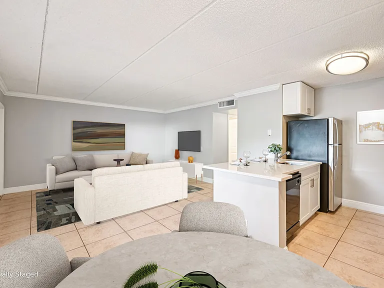 Palm Court at Wellington Apartments — Photo 6