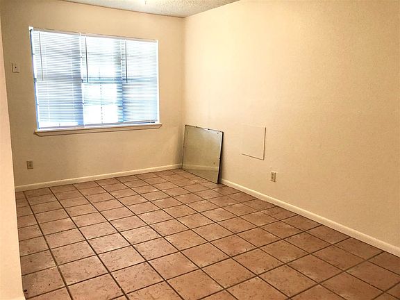 5th image of 821 Pine Ln