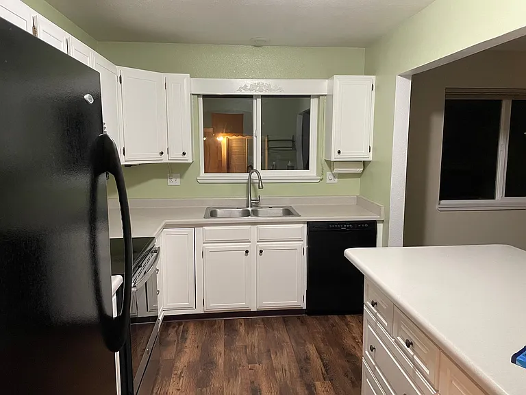 Kitchen with Refrigerator, Glass Stovetop/Oven, Microwave and Dishwasher.