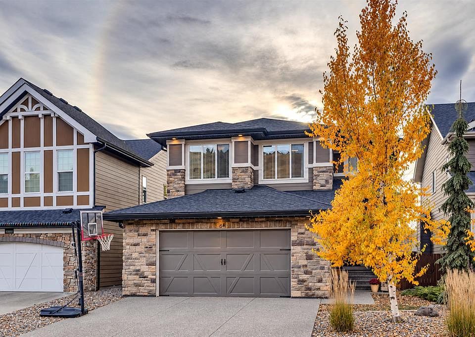 1st image of 64 E Cranbrook Cres SE