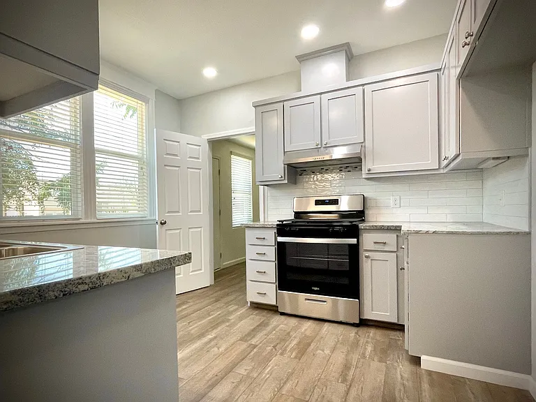 1212 N Irwin St — Photo 3