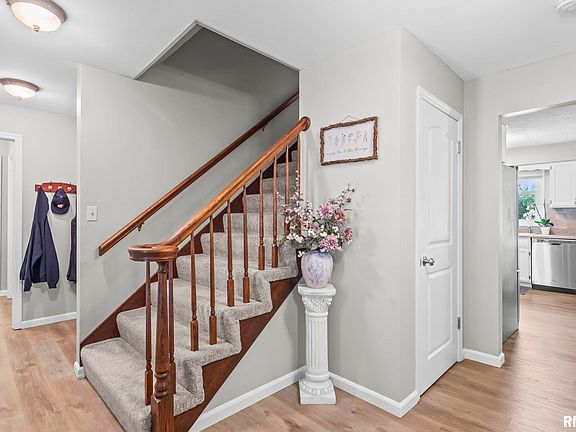 5th image of 30 Danbury Dr
