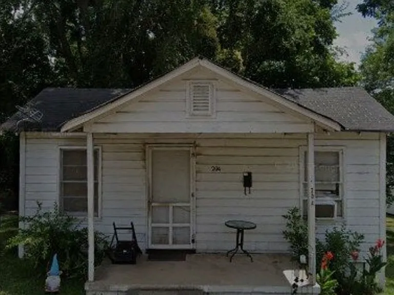 204 Thomas Ln — Photo 1