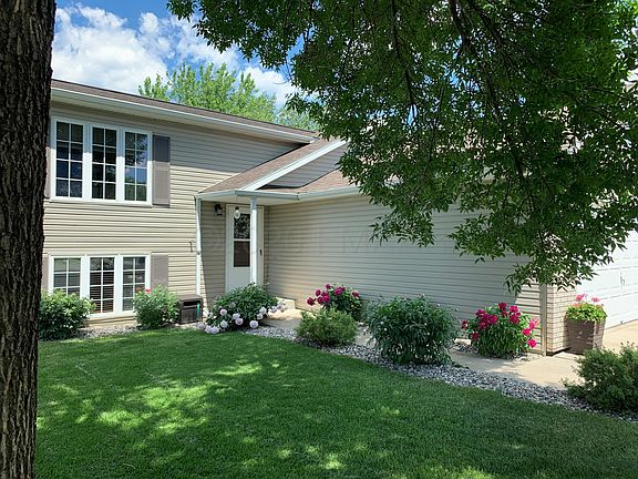 2nd image of 822 Elmwood Pl
