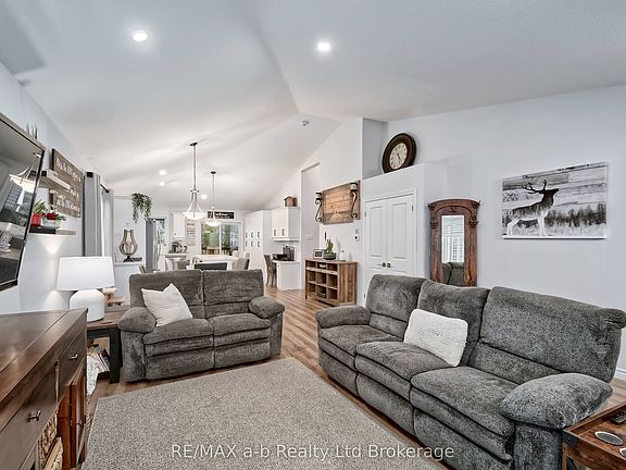 5th image of 305 Robinson St