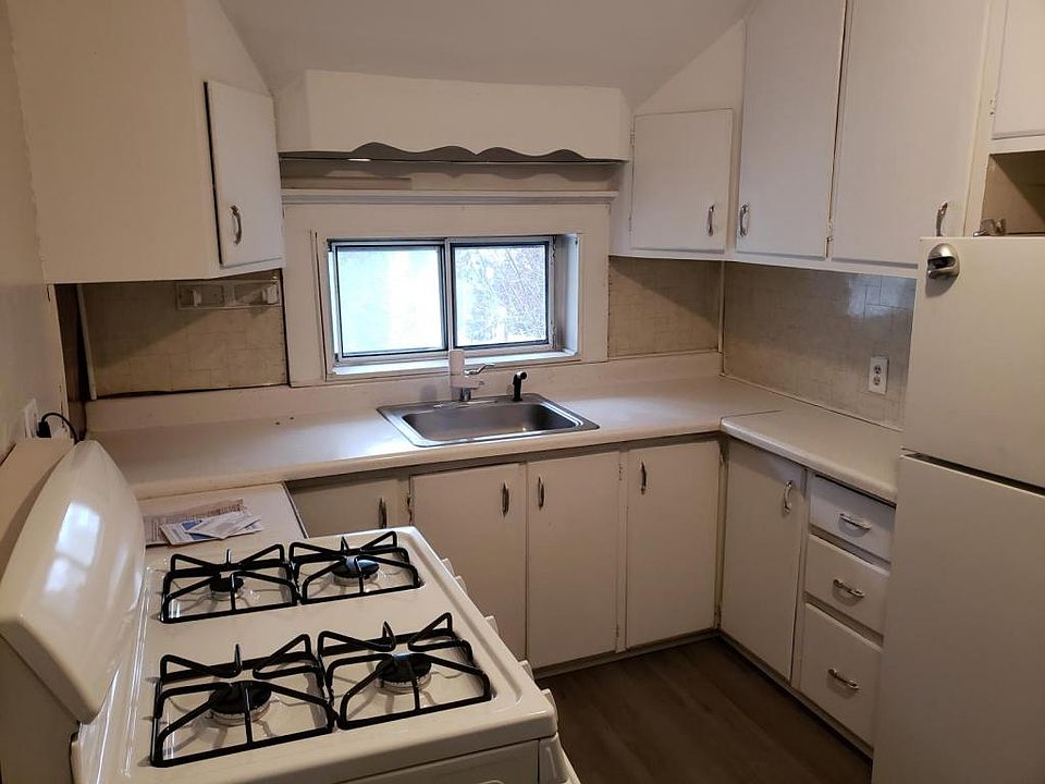 1st image of 952 Emerson Ave