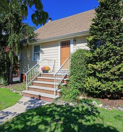 5th image of 621 Woodlawn Ave