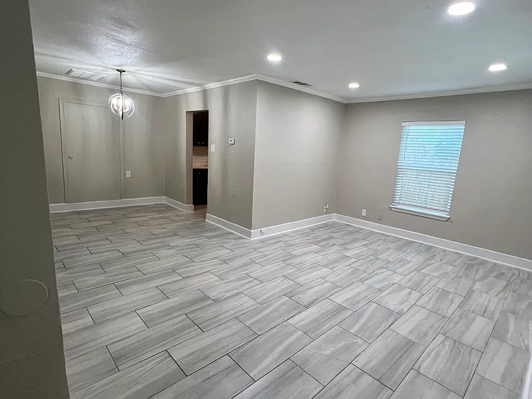 706 S Henderson Ave — Photo 3