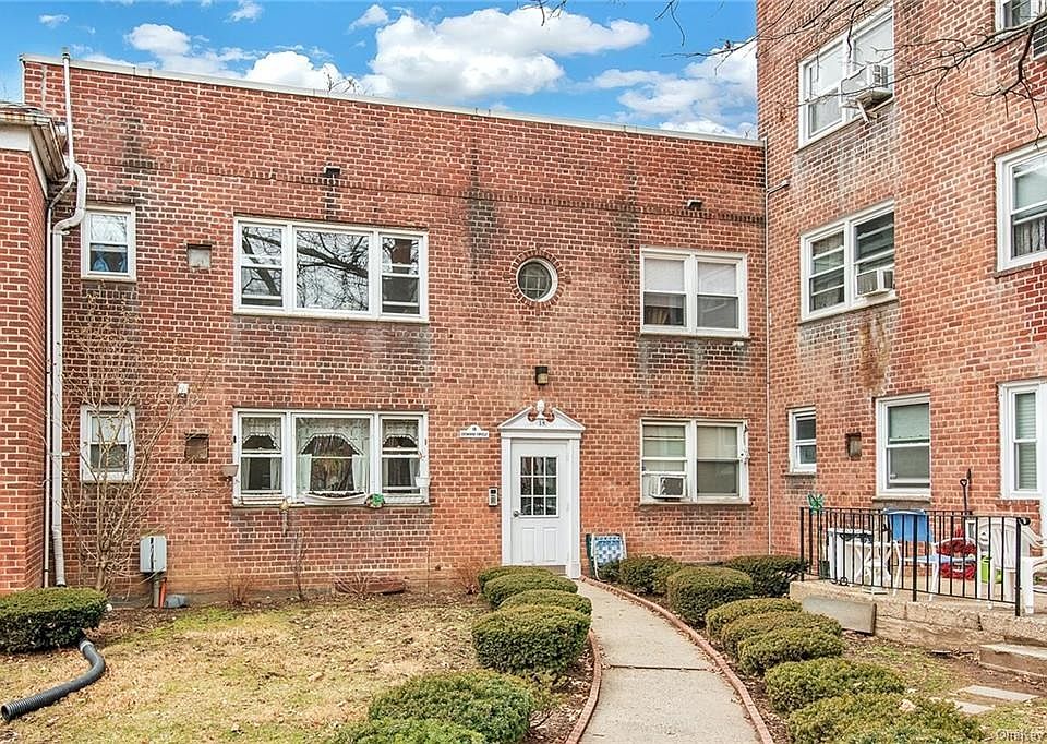 1st image of 18 Leewood Cir APT 1R