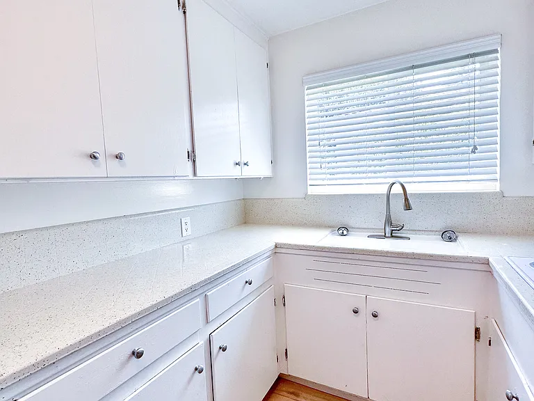 655 Mariposa Ave — Photo 10