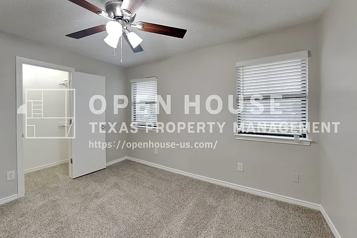 2102 Holly Hill Ln — Photo 13