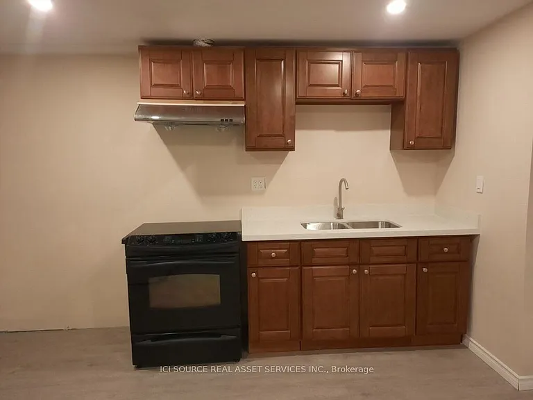 8 Headford Ave #LOWER — Photo 4