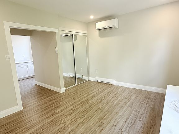 4th image of 1495 Gladstone Ave #302