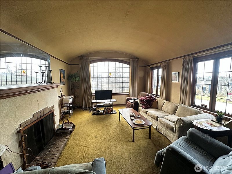 4th image of 1603 Lakeview Boulevard E