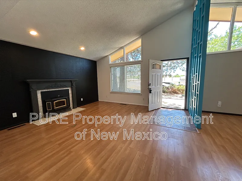 3 bed, 2.0 bath, 1300 sqft, $2,050 — Photo 4
