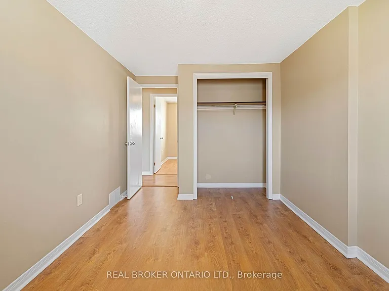 18 Julie Dr — Photo 11