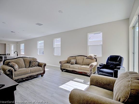 4th image of 945 Blue Creek Dr