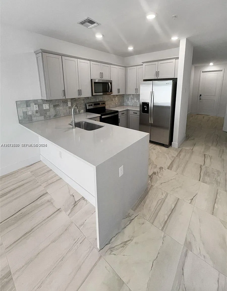 4 bed, 2.5 bath, 2236 sqft, $4,200 — Photo 2