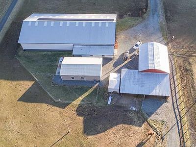 Arena+2 Living Quarters,Barn