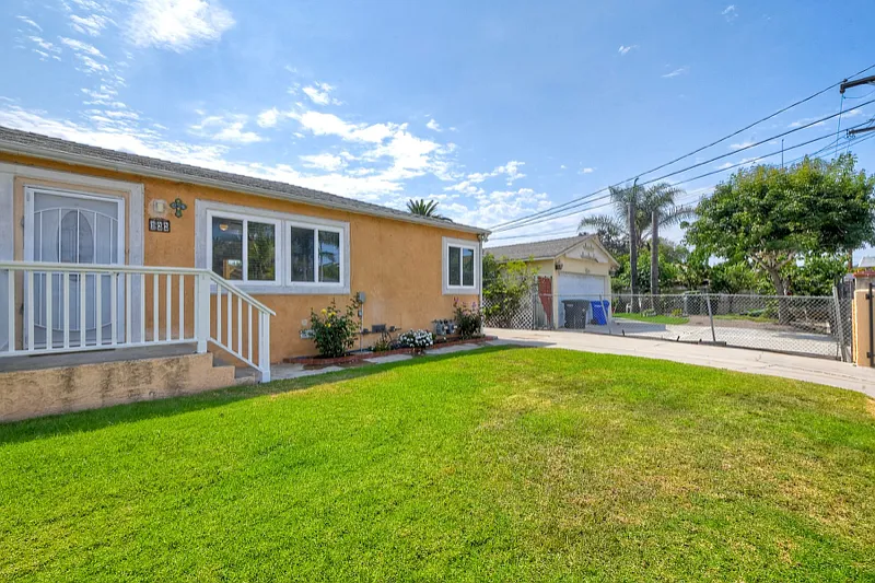 Charming 2-Bed, 1-Bath Home with Spacious Backyard — Photo 3