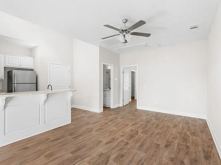 27 W Grady St — Photo 5