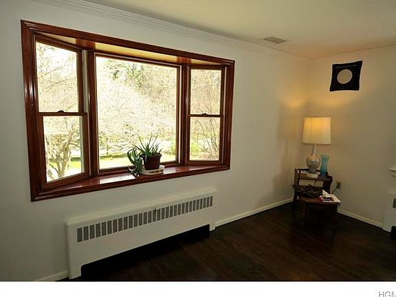4th image of 951 Stoneleigh Ave