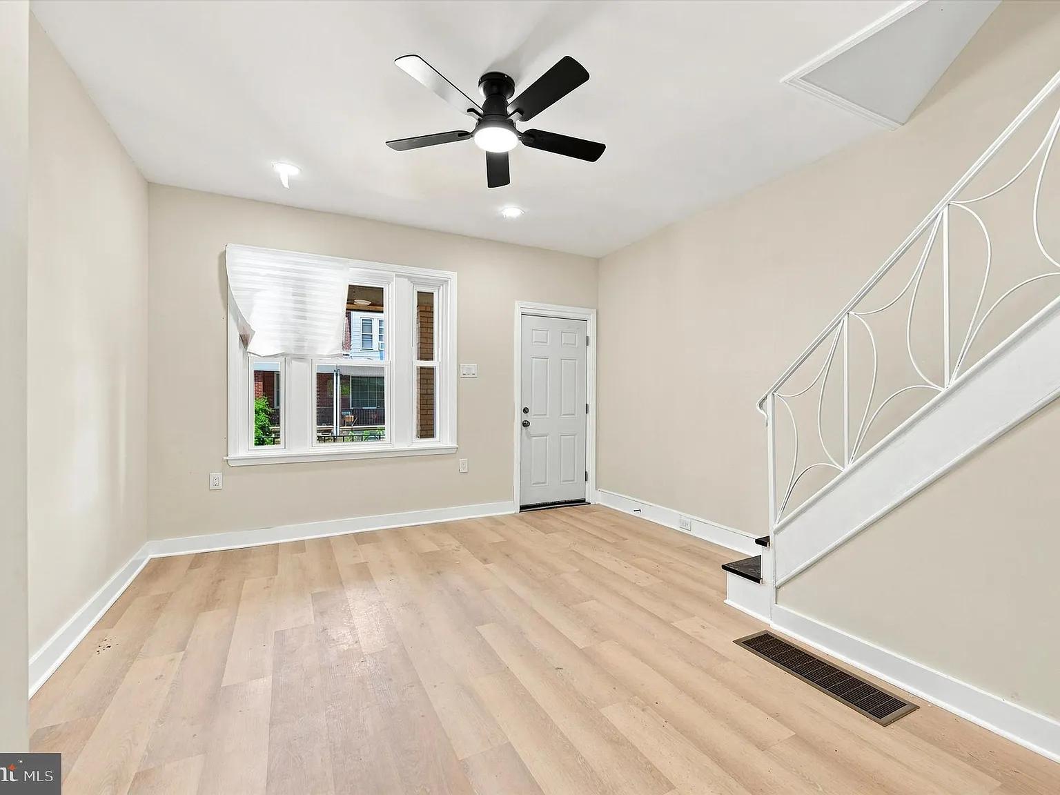3 bed, 1.5 bath, 1100 sqft, $2,100 — Photo 3