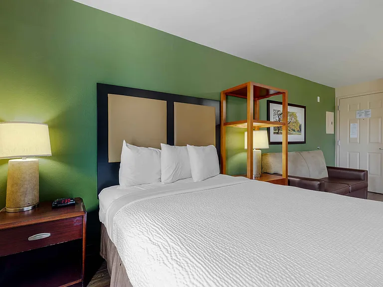 Deluxe Studio - 1 Queen Bed