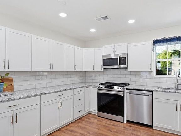 3rd image of 5633 Roundtree Dr