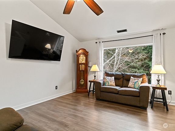 4th image of 2531 8th Street NE