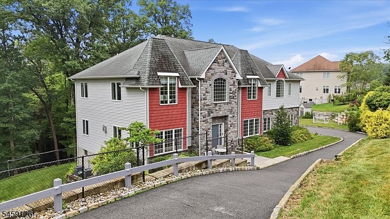 1st image of 18 Puddingstone Rd