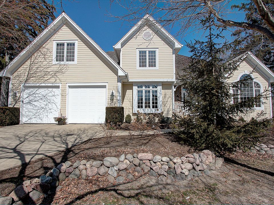 1st image of 319 Carriage Hill Cir