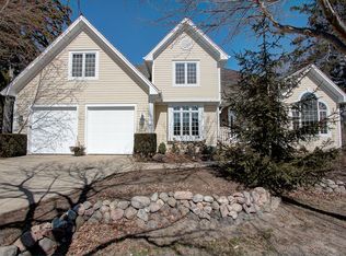 319 Carriage Hill Cir, Libertyville, IL 60048