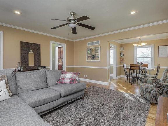 3rd image of 9814 Grandview St