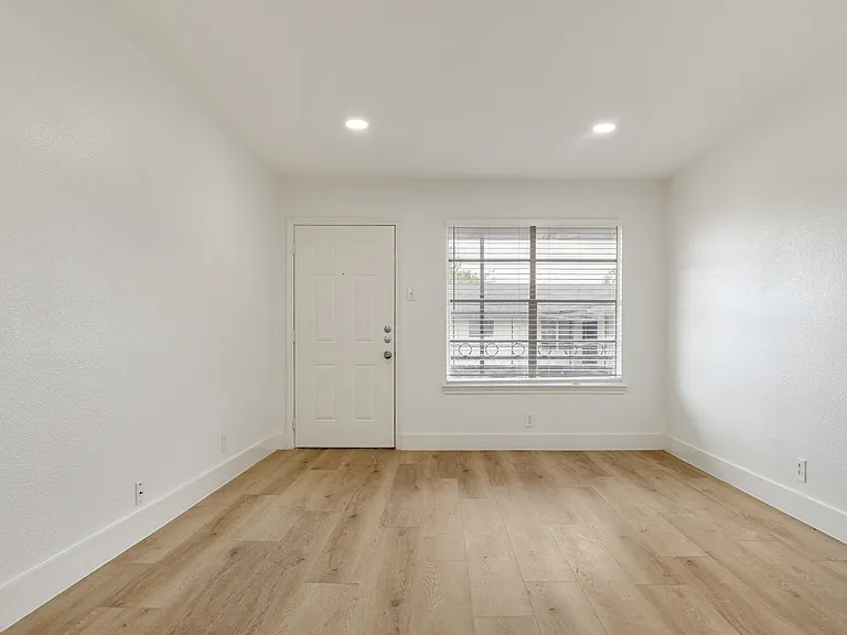 Carolina Apartments — Photo 10