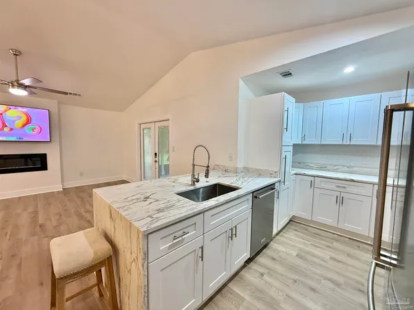 5802 Princeton Dr, Pensacola, FL 32526