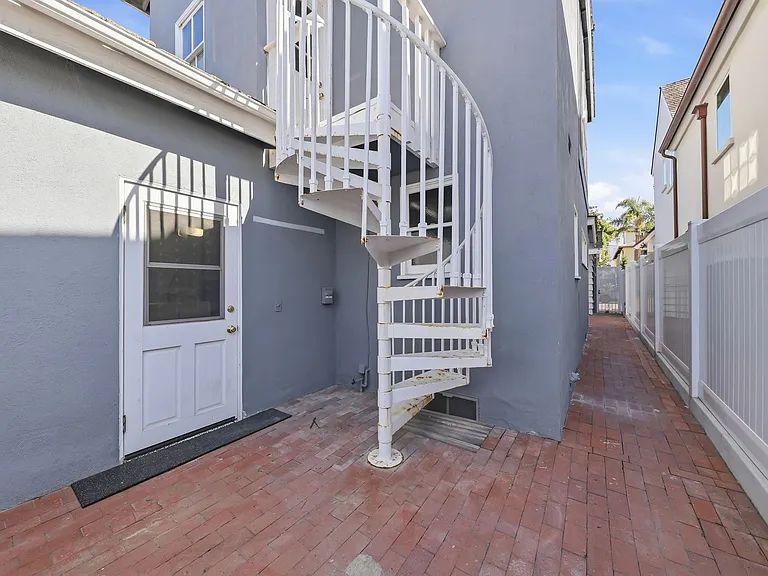 2104 E Ocean Blvd — Photo 34