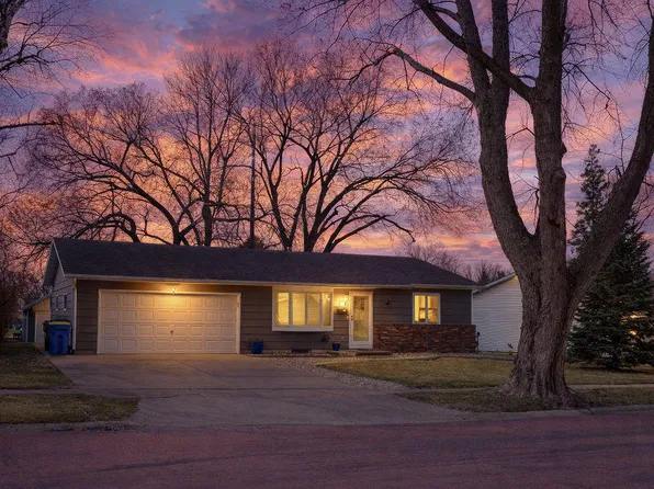 2110 Derdall Dr, Brookings, SD 57006