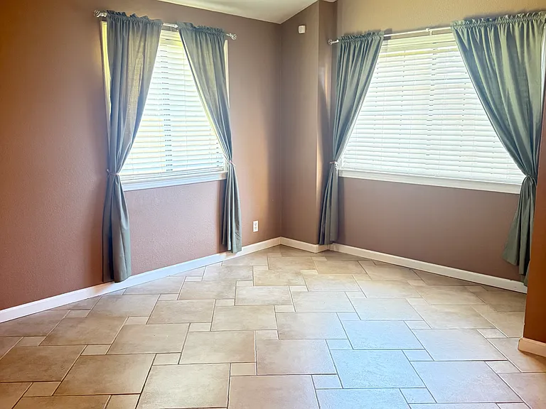1952 Hacienda Dr — Photo 3