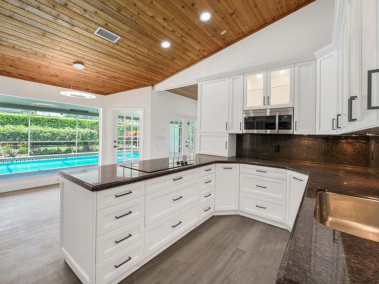 3185 Saint James Dr — Photo 12