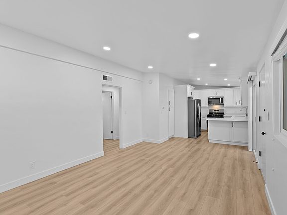 5th image of 3201-3211 N Bayside Dr #3209