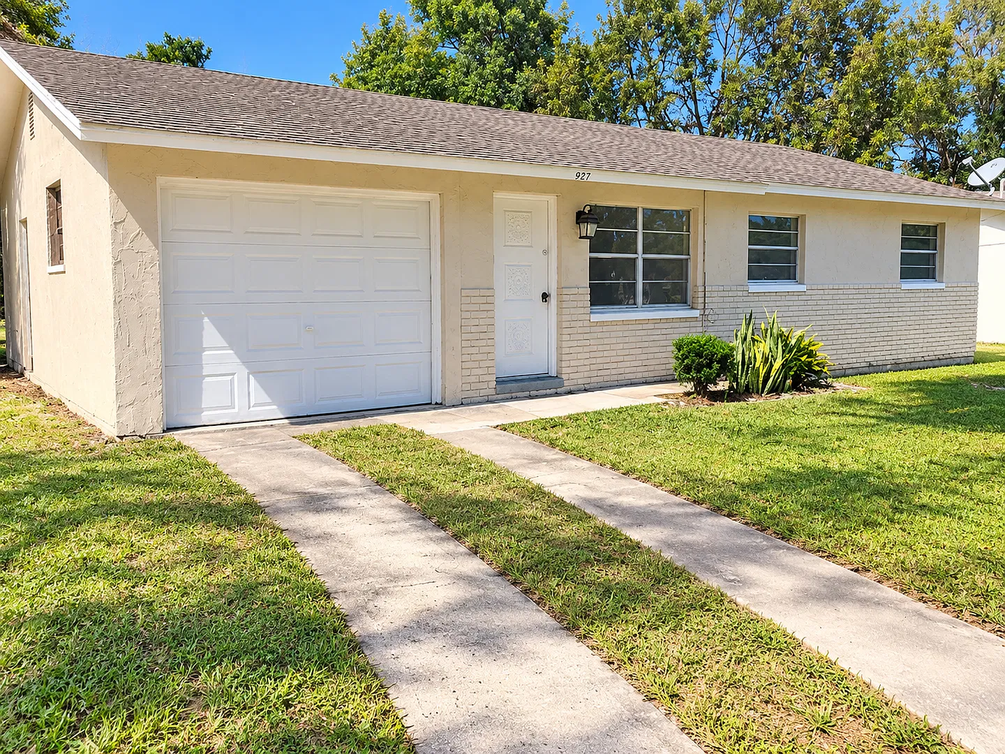 3 Bed 1 Bath Home with Single Car Garage | Washer/Dryer Hookups | Central Air | Pet Friendly | Se... — Photo 1