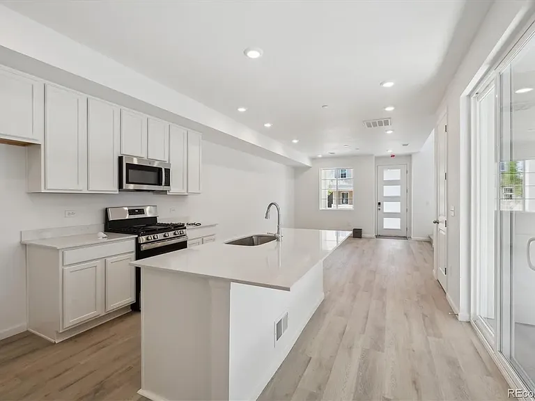 1366 Penner Dr — Photo 6